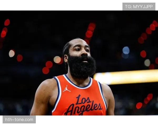 詹姆斯·哈登现身夜店，球场外生活引发粉丝热议